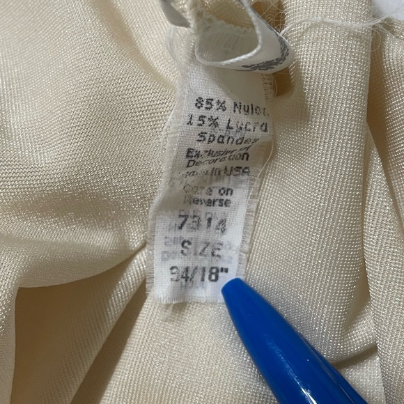 VINTAGE Cabernet Womens Cream V-Neck Princess Line Full Slip Size 34 - Picture 8 of 8